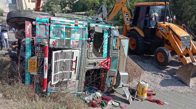 You are currently viewing ਜੀਟੀ ਰੋਡ ‘ਤੇ ਬੇਕਾਬੂ ਟਰੱਕ ਦੀ ਫੇਟ ਨਾਲ ਇਕ ਦੀ ਮੌਤ, ਦੋ ਜਖਮੀ