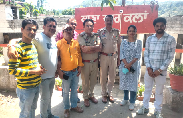 You are currently viewing ਪ੍ਰੈਸ ਕਲੱਬ ਧਾਰ ਨੇ ਥਾਣਾ ਧਾਰ ਕਲਾਂ ਦੇ ਥਾਨਾ ਮੁੱਖੀ ਸਮੇਤ ਸਟਾਫ ਉਹਨਾਂ ਦੀ ਚੰਗੀ ਕਾਜਗੁਜਾਰੀ ਨੂੰ ਦੇਖਦੇ ਹੋਏ ਕੀਤਾ ਸਨਮਾਨਿਤ