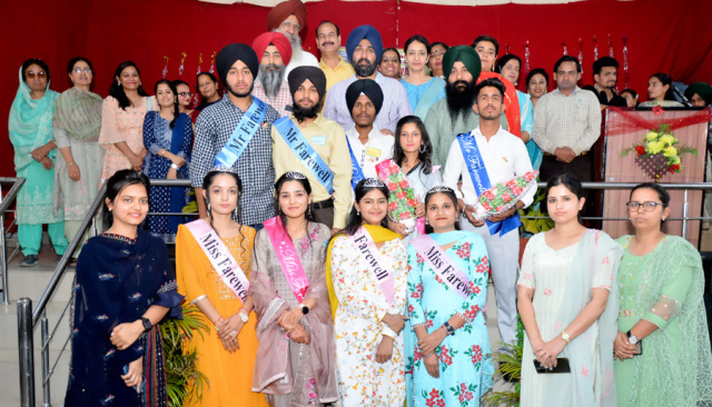 You are currently viewing ਖਾਲਸਾ ਕਾਲਜ, ਗੜ੍ਹਦੀਵਾਲਾ ਵਿਖੇ ਵਿਦਿਆਰਥੀਆਂ ਨੂੰ ਦਿੱਤੀ ਗਈ ਵਿਦਾਇਗੀ ਪਾਰਟੀ