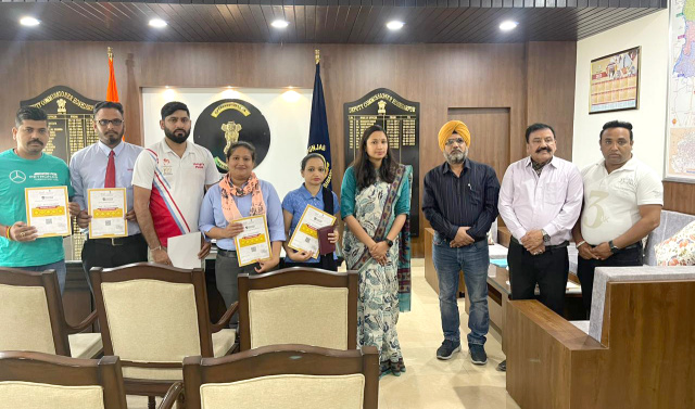 You are currently viewing ਡਿਪਟੀ ਕਮਿਸ਼ਨਰ ਨੇ 7 ਹੋਟਲਾਂ ਅਤੇ ਰੈਸਟੋਰੈਂਟਾਂ ਨੂੰ ਭੇਂਟ ਕੀਤੇ ਹਾਈਜੀਨ ਰੇਟਿੰਗ ਦੇ ਸਰਟੀਫਿਕੇਟ