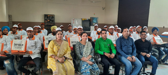 You are currently viewing ਪੰਜਾਬ ਹੁਨਰ ਵਿਕਾਸ ਮਿਸ਼ਨ ਅਧੀਨ ਚੱਲ ਰਹੀ ਸਕੀਮ ਐਨ.ਯੂ.ਐਲ.ਐਮ ਦੇ ਬੱਚਿਆਂ ਨੂੰ ਮੁਫਤ ਕਿਤਾਬਾਂ ਅਤੇ ਵਰਦੀਆਂ ਵੰਡੀਆਂ ਗਈਆਂ