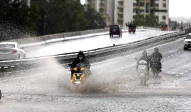 You are currently viewing ਇੰਨਾਂ ਤਿੰਨ ਜਿਲਿਆਂ ਚ ਤੇਜ ਹਵਾਵਾਂ ਨਾਲ ਪੈ ਸਕਦਾ ਹੈ ਭਾਰੀ ਮੀਂਹ, ਮੌਸਮ ਵਿਭਾਗ ਵਲੋਂ ਯੈਲੋ ਅਲਰਟ ਜਾਰੀ… ਪੜ੍ਹੋ ਵੇਰਵਾ