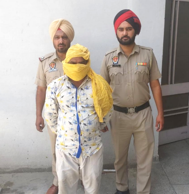 You are currently viewing 12 ਬੋਤਲਾਂ ਨਜਾਇਜ਼ ਸ਼ਰਾਬ ਸਮੇਤ ਇੱਕ ਵਿਅਕਤੀ ਪੁਲਿਸ ਅੜਿੱਕੇ