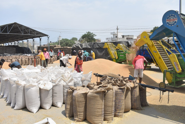 You are currently viewing ਜ਼ਿਲ੍ਹੇ ਦੀਆਂ ਮੰਡੀਆਂ ’ਚ ਹੁਣ ਤੱਕ ਹੋਈ 231503 ਮੀਟ੍ਰਿਕ ਟਨ ਕਣਕ ਦੀ ਖਰੀਦ : ਡਿਪਟੀ ਕਮਿਸ਼ਨਰ