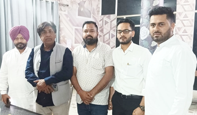 You are currently viewing होशियारपुर चिंतपूर्णी मार्ग की खस्ता हालात के सम्बंध में आप नेता विवेक गुप्ता ने कैबिनेट मंत्री ब्रमशंकर जिम्पा से की मुलाकात