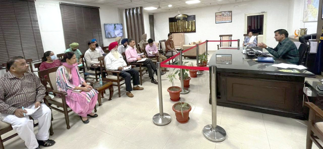 You are currently viewing ਡਿਪਟੀ ਕਮਿਸ਼ਨਰ ਨੇ ਅਧਿਕਾਰੀਆਂ ਤੇ ਕਰਮਚਾਰੀਆਂ ਨੂੰ ਲੋਕਾਂ ਨੂੰ ਸਮਾਂਬੱਧ ਸੇਵਾਵਾਂ ਦੇਣ ਦੀਆਂ ਹਦਾਇਤਾਂ ਦਿੱਤੀਆਂ