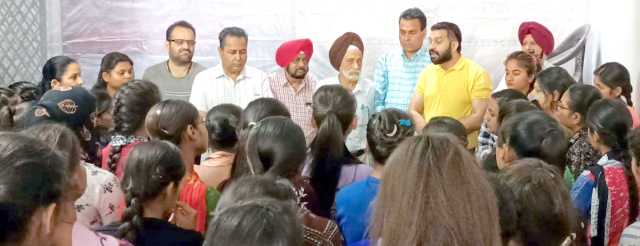 You are currently viewing ਜ਼ਿਲ੍ਹਾ ਪਲੇਸਮੈਂਟ ਅਫ਼ਸਰ ਨੇ ਕੀਤਾ ਵੋਕੇਸ਼ਨਲ ਸੈਂਟਰ ਦਾ ਦੌਰਾ