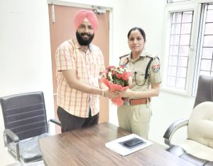 Read more about the article ਐਸ.ਪੀ ਪਰਵਿੰਦਰ ਕੌਰ ਨੂੰ ਗੁਰਪ੍ਰੀਤ ਸਿੰਘ ਗੋਪੀ ਉੱਪਲ, ਜੀ.ਐਮ, ਰਾਜਿੰਦਰਾ ਵਾਇਨ ਨੇ ਫੁੱਲਾਂ ਦਾ ਗੁਲਦਸਤਾ ਦੇ ਕੇ ਕੀਤਾ ਸਨਮਾਨਿਤ