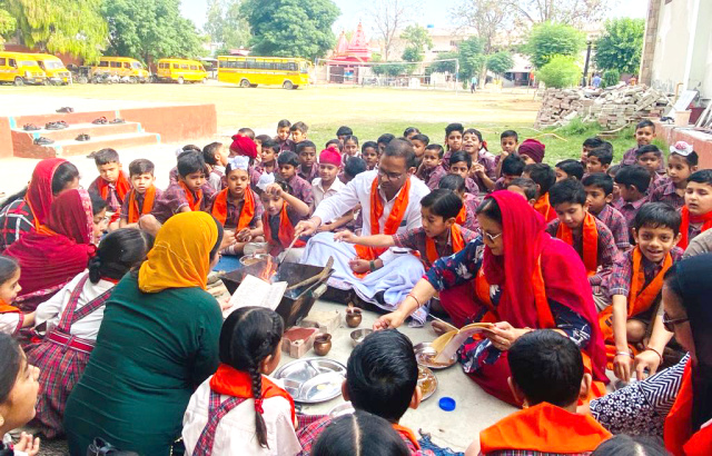 You are currently viewing स्कूल के बच्चों को लाल रंग की पहचान करवाई