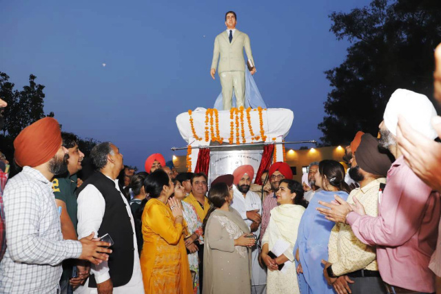 Read more about the article ਨਾਮਵਾਰ ਕਵੀਆਂ ਤੇ ਸ਼ਹਿਰ ਵਾਸੀਆਂ ਵਲੋਂ ਸ਼ਿਵ ਬਟਾਲਵੀ ਦਾ ਆਦਮ ਕੱਦ ਬੁੱਤ ਲਗਾਉਣ ਲਈ ਵਿਧਾਇਕ ਸ਼ੈਰੀ ਕਲਸੀ ਦੀ ਕੀਤੀ ਸਰਾਹਨਾ