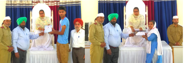 You are currently viewing ਪਿੰਡ ਧੁੱਤਕਲਾਂ ਦੇ ਅੰਮ੍ਰਿਤਪਾਲ ਤੇ ਸ਼ੁਦੀਕਸ਼ਾ ਨੂੰ ਸੰਤ ਨਿਰੰਕਾਰੀ ਸਤਸੰਗ ਭਵਨ ਗੜ੍ਹਦੀਵਾਲਾ ਵਿਖੇ ਕੀਤਾ ਸਨਮਾਨਿਤ