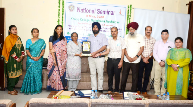You are currently viewing ਖਾਲਸਾ ਕਾਲਜ,ਗੜ੍ਹਦੀਵਾਲਾ ਦੇ ਰਾਜਨੀਤੀ ਸ਼ਾਸਤਰ ਵਿਭਾਗ ਵੱਲੋਂ ਰਾਸ਼ਟਰੀ ਸੈਮੀਨਾਰ ਦਾ ਆਯੋਜਨ