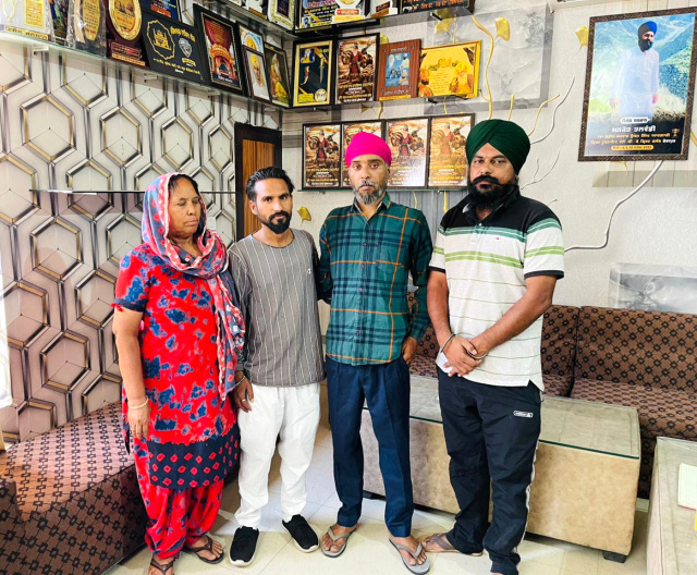 Read more about the article ਡੇਢ ਮਹੀਨੇ ਤੋਂ ਲਾਪਤਾ ਵੀਰ ਨੂੰ ਬਾਬਾ ਦੀਪ ਸਿੰਘ ਸੇਵਾ ਸੋਸਾਇਟੀ ਗੜ੍ਹਦੀਵਾਲਾ ਨੇ ਪਰਿਵਾਰ ਨਾਲ ਮਿਲਾਇਆ