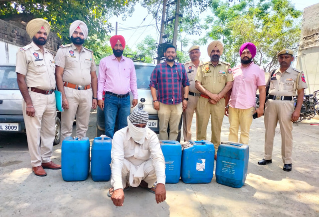 Read more about the article ਆਬਕਾਰੀ ਵਿਭਾਗ ਅਤੇ ਪੁਲਸ ਨੇ ਨਾਕਾਬੰਦੀ ਦੌਰਾਨ 250 ਬੋਤਲਾਂ ਨਾਜਾਇਜ਼ ਸ਼ਰਾਬ ਤੇ ਕਾਰ ਸਮੇਤ ਇੱਕ ਵਿਅਕਤੀ ਨੂੰ ਕੀਤਾ ਗਿ੍ਰਫਤਾਰ