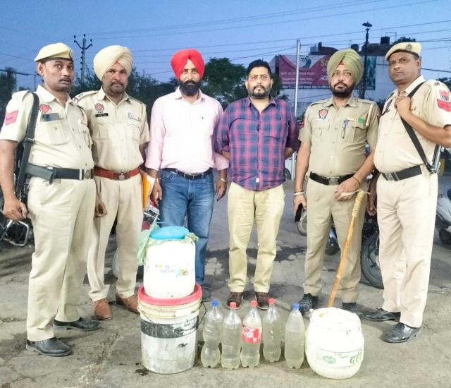 You are currently viewing आबकारी विभाग ने छापेमारी दौरान 50 लीटर लाहन और 20 बोतल अवैध शराब बरामद 