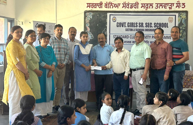 You are currently viewing ਸਰਕਾਰੀ ਕੰਨਿਆ ਸੀਨੀਅਰ ਸੈਕੰਡਰੀ ਸਕੂਲ ਤਲਵਾੜਾ ‘ਚ ਹੋਇਆ ਸਟੈਂਡਰਡ ਲੇਖਨ ਮੁਕਾਬਲਾ