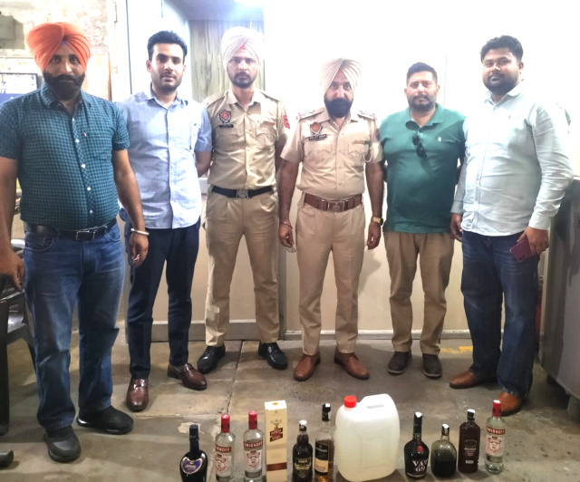 You are currently viewing आबकारी विभाग ने छापेमारी के दौरान मेडिकल स्टोर से 18 बोतल अवैध शराब बरामद की