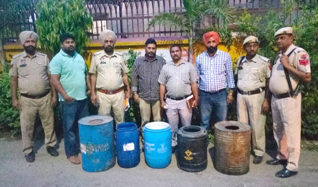 You are currently viewing ਆਬਕਾਰੀ ਵਿਭਾਗ ਨੇ ਵੱਖ-ਵੱਖ ਪਿੰਡਾਂ ‘ਚੋਂ ਛਾਪੇਮਾਰੀ ਦੌਰਾਨ ਲਾਹਣ ਅਤੇ ਨਾਜਾਇਜ਼ ਸ਼ਰਾਬ ਬਰਾਮਦ ਕੀਤੀ