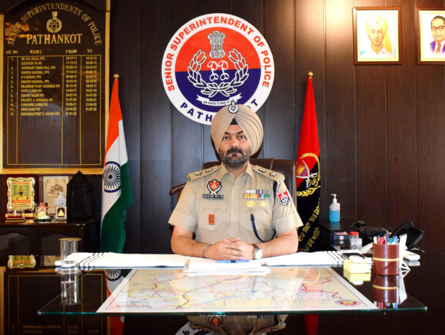 You are currently viewing ਪਠਾਨਕੋਟ ਪੁਲਿਸ ਨੇ ਲੁੱਟ-ਖੋਹ ਦੀ ਗੁੰਝਲਦਾਰ ਵਾਰਦਾਤ ਦਾ ਕੀਤਾ ਪਰਦਾਫਾਸ਼ : ਜਾਅਲੀ ਕਾਲ ਨੇ ਕੀਤਾ ਕਥਿਤ ਅਪਰਾਧ ਦਾ ਪਰਦਾਫਾਸ਼