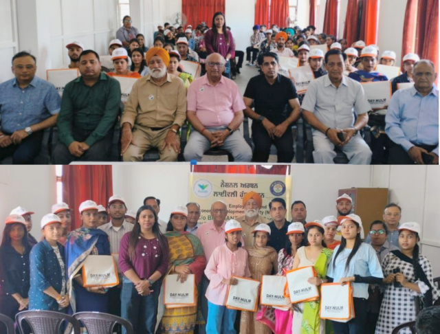 You are currently viewing ਬ੍ਰਿਲੀਐਂਟ ਸਟੂਡੈਂਟ ਸੈਂਟਰ ਮੈਤ੍ਰੀ ਭਵਨ ਦਸੂਹਾ ਵਿਖੇ ਵਿਦਿਆਰਥੀਆਂ ਨੂੰ ਮੁਫ਼ਤ ਵਰਦੀਆਂ ਅਤੇ ਸਟੇਸ਼ਨਰੀ ਦਾ ਸਮਾਨ ਵੰਡਿਆ