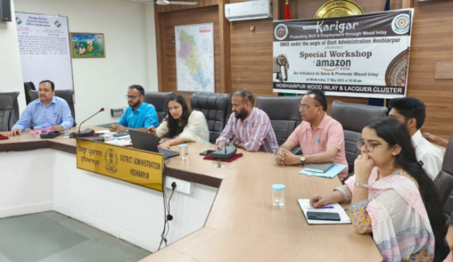 You are currently viewing ਦੇਸ਼-ਵਿਦੇਸ਼ ’ਚ ਪਹੁੰਚਾਇਆ ਜਾਵੇਗਾ ਹੁਸ਼ਿਆਰਪੁਰ ਦਾ ਮਸ਼ਹੂਰ ਵੁੱਡ ਇਨਲੇ ਵਰਕ : ਡਿਪਟੀ ਕਮਿਸ਼ਨਰ