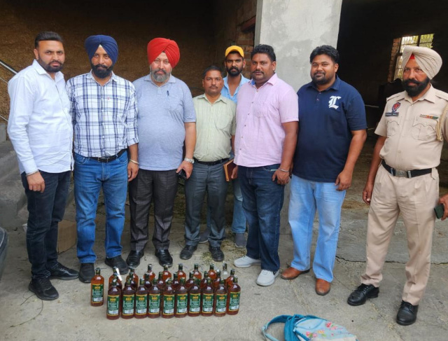 You are currently viewing ਆਬਕਾਰੀ ਵਿਭਾਗ ਨੇ ਛਾਪੇਮਾਰੀ ਦੌਰਾਨ 27 ਬੋਤਲਾਂ ਨਾਜਾਇਜ਼ ਸ਼ਰਾਬ ਕੀਤੀ ਬਰਾਮਦ 
