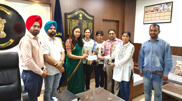 You are currently viewing ਬੈਡਮਿੰਟਨ ‘ਚ ਸੂਬੇ ਦਾ ਨਾਂ ਰੌਸ਼ਨ ਕਰਨ ਵਾਲੀਆਂ ਭੈਣਾਂ ਰਾਧਿਕਾ ਅਤੇ ਤਨਵੀ ਨੂੰ ਡਿਪਟੀ ਕਮਿਸ਼ਨਰ ਨੇ ਕੀਤਾ ਸਨਮਾਨਿਤ
