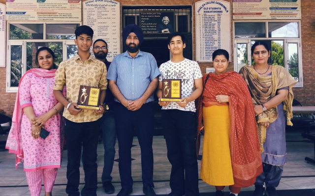 Read more about the article ਖਾਲਸਾ ਕਾਲਜੀਏਟ ਸੀਨੀ.ਸੈਕੰ. ਸਕੂਲ ਗੜ੍ਹਦੀਵਾਲਾ ਵਿਖੇ 10+1 ਵਿੱਚ ਦਾਖਲ ਹੋਏ ਦੋ ਵਿਦਿਆਰਥੀ ਸਨਮਾਨਿਤ