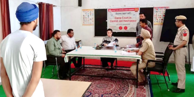 You are currently viewing ਸੀ.ਜੇ.ਐਮ ਅਪਰਾਜਿਤਾ ਜੋਸ਼ੀ ਨੇ ਕੇਦਰੀ ਜੇਲ੍ਹ, ਹੁਸ਼ਿਆਰਪੁਰ ਵਿਖੇ ਲਗਾਈ ਜੇਲ੍ਹ ਲੋਕ ਅਦਾਲਤ