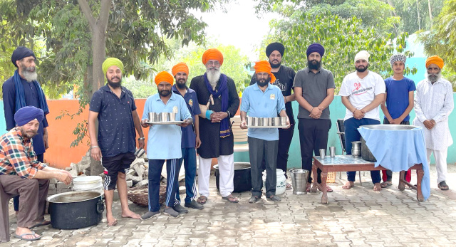 You are currently viewing ਸ਼੍ਰੀ ਗੁਰੂ ਅਰਜਨ ਦੇਵ ਜੀ ਸ਼ਹੀਦੀ ਦਿਹਾੜੇ ਮੌਕੇ ਬਾਬਾ ਦੀਪ ਸਿੰਘ ਸੇਵਾ ਦਲ ਗੜਦੀਵਾਲਾ ਵਲੋਂ ਠੰਡੇ ਮਿੱਠੇ ਜਲ ਦੀ ਛਬੀਲ ਲਗਾਈ