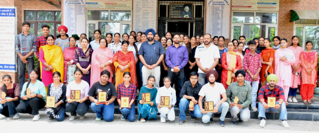 You are currently viewing ਖ਼ਾਲਸਾ ਕਾਲਜੀਏਟ ਸੀਨੀ.ਸੈਕੰ.ਸਕੂਲ, ਗੜ੍ਹਦੀਵਾਲਾ ਦਾ 10+2 ਕਲਾਸ ਦਾ ਨਤੀਜਾ ਰਿਹਾ ਸ਼ਾਨਦਾਰ