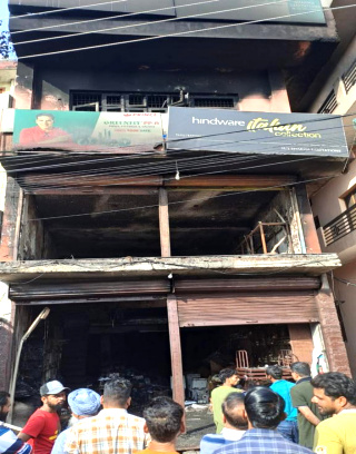 You are currently viewing ਤਿੰਨ ਮੰਜਿਲਾ ਦੁਕਾਨ ਨੂੰ ਲੱਗੀ ਅੱਗ, ਲੱਖਾਂ ਦਾ ਸਮਾਨ ਸੜ ਕੇ ਸੁਆਹ