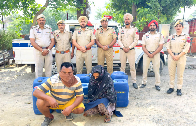 You are currently viewing पुलिस ने नाजायज़ शराब के धंधे में शामिल कुख्यात पति-पत्नी को पकड़ा; लाखों की कीमत की भारी मात्रा में शराब का किया गया भंडाफोड़