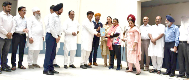Read more about the article ਬਰਲਿਨ ਸਪੈਸ਼ਲ ਓਲੰਪਿਕ ਲਈ ਹੈੱਡ ਕੋਚ ਚੁਣੀ ਗਈ ਹੁਸ਼ਿਆਰਪੁਰ ਦੀ ਅੰਜਨਾ ਦਾ ਕੈਬਨਿਟ ਮੰਤਰੀ ਜ਼ਿੰਪਾ ਨੇ ਕੀਤਾ ਸਨਮਾਨ
