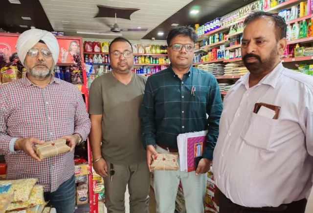 You are currently viewing ਜ਼ਿਲ੍ਹਾ ਸਿਹਤ ਅਫ਼ਸਰ ਨੇ ਖਾਣ-ਪੀਣ ਵਾਲੀਆਂ ਵਸਤਾਂ ਦੇ 11 ਸੈਂਪਲ ਲਏ