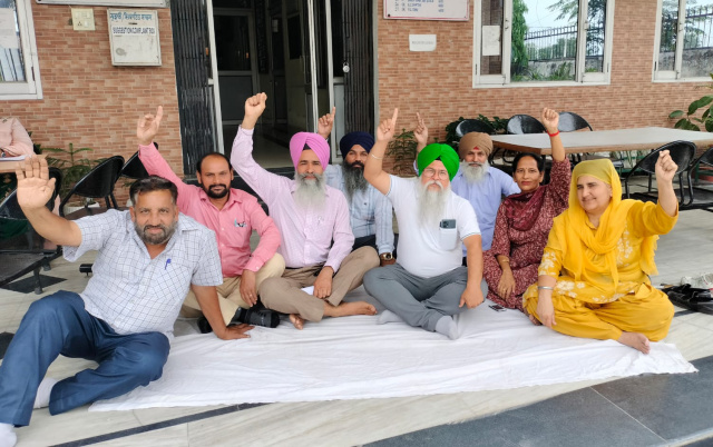 You are currently viewing ਛੇਵੇਂ ਪੇ-ਕਮਿਸ਼ਨ ਵਿੱਚ ਹੋ ਰਹੀ ਦੇਰੀ ਕਾਰਨ ਕਾਲਜ ਦੇ ਨਾਨ ਟੀਚਿੰਗ ਕਰਮਚਾਰੀਆਂ ਨੇ ਕਾਲੇ ਬਿੱਲੇ ਲਗਾ ਕੇ ਪੰਜਾਬ ਸਰਕਾਰ ਖਿਲਾਫ ਕੀਤਾ ਰੋਸ-ਪ੍ਰਦਰਸ਼ਨ