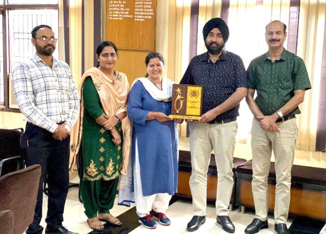 Read more about the article ਖ਼ਾਲਸਾ ਕਾਲਜ,ਗੜ੍ਹਦੀਵਾਲਾ ਦੇ ਸਹਾਇਕ ਪ੍ਰੋਫੈਸਰ ਅਰਚਨਾ ਠਾਕੁਰ ਦਾ ਪੀ-ਐੱਚ.ਡੀ. ਦੀ ਡਿਗਰੀ ਹਾਸਲ ਕਰਨ ’ਤੇ ਸਨਮਾਨ