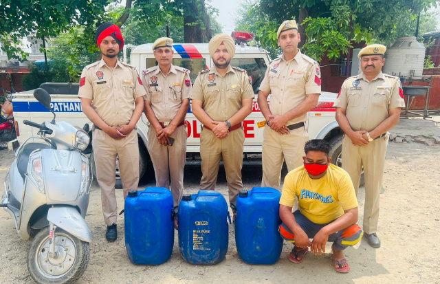 You are currently viewing अवैध शराब माफियाओं के खिलाफ पठानकोट पुलिस की आक्रामक कार्रवाई जारी