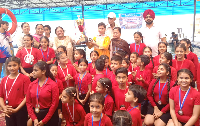 You are currently viewing ਅੰਮ੍ਰਿਤਸਰ ‘ਚ ਹੋਈ ਰਾਜ ਪੱਧਰ ਦੀ ਯੋਗਾ ਪ੍ਰਤੀਯੋਗਤਾ ‘ਚ ਆਰ ਡੀ ਖੋਸਲਾ ਸਕੂਲ ਦੇ ਵਿਦਿਆਰਥੀਆਂ ਨੇ ਪਹਿਲਾ ਸਥਾਨ ਹਾਸਲ ਕਰਕੇ ਕੀਤਾ ਸਕੂਲ ਦਾ ਨਾਮ ਰੌਸ਼ਨ