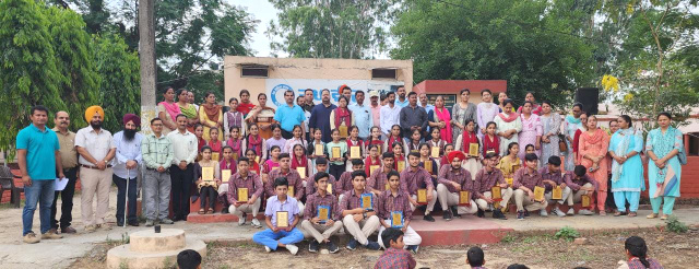 You are currently viewing ਬੋਰਡ ਪ੍ਰੀਖਿਆਵਾਂ ਵਿੱਚ ਸ਼ਾਨਦਾਰ ਪ੍ਰਦਰਸ਼ਨ ਵਾਲੇ ਵਿਦਿਆਰਥੀ ਸਨਮਾਨਿਤ