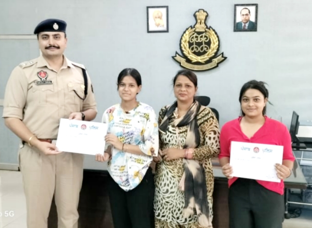 You are currently viewing SSP SARTAJ SINGH CHAHAL ਨੇ ਬਹਾਦਰ ਬੱਚੀਆਂ ਦਾ ਕੀਤਾ ਸਨਮਾਨ