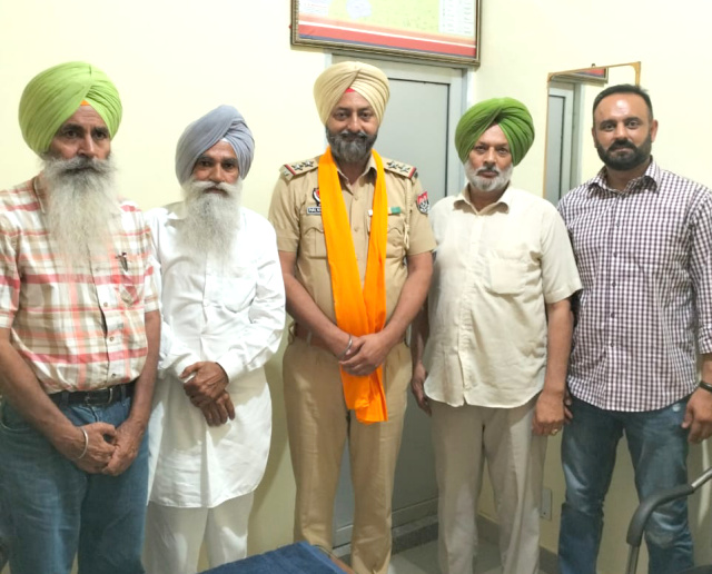 You are currently viewing ਸਬ ਇੰਸਪੈਕਟਰ ਮਲਕੀਤ ਸਿੰਘ ਵਲੋਂ ਥਾਣਾ ਮੁੱਖੀ ਗੜ੍ਹਦੀਵਾਲਾ ਵਜੋਂ ਆਹੁਦਾ ਸੰਭਾਲਣ ਤੇ ਕੀਤਾ ਨਿੱਘਾ ਸਵਾਗਤ 