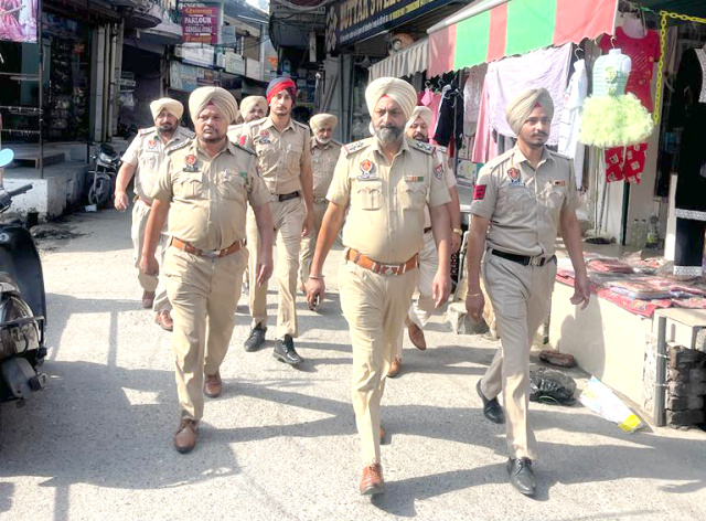 You are currently viewing ਇੰਸਪੈਕਟਰ ਮਲਕੀਤ ਸਿੰਘ ਵਲੋਂ ਥਾਣਾ ਮੁਖੀ ਗੜ੍ਹਦੀਵਾਲਾ ਦਾ ਚਾਰਜ ਸੰਭਾਲਣ ਮਗਰੋਂ ਕੱਢਿਆ ਫਲੈਗ ਮਾਰਚ