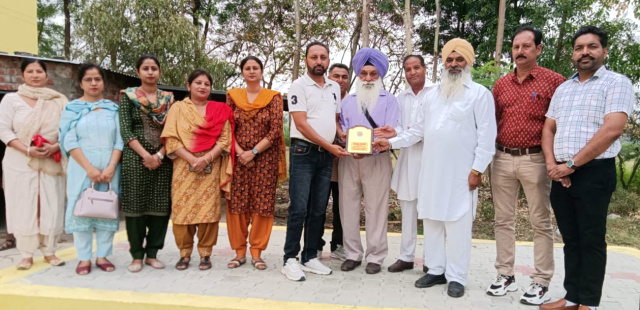 You are currently viewing NRI ਹਰਦੀਪ ਸਿੰਘ ਵਲੋਂ ਸਰਕਾਰੀ ਹਾਈ ਸਕੂਲ ਦਾਰਾਪੁਰ ਧਰਮਕੋਟ ਨੂੰ 70 ਹਜਾਰ ਰੁਪਏ ਦੀ ਰਾਸ਼ੀ ਭੇਂਟ