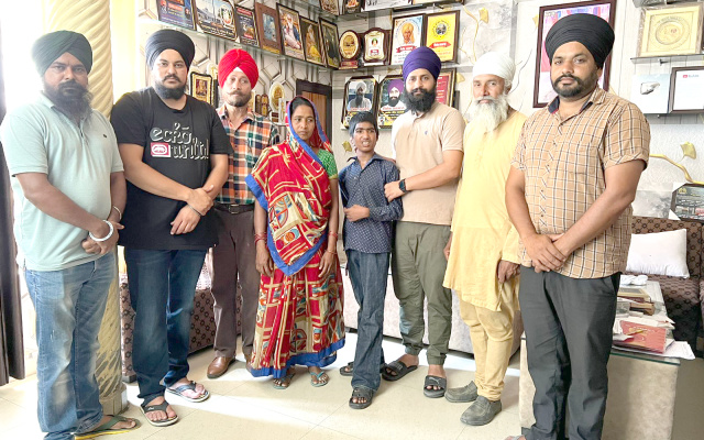 Read more about the article ਬਾਬਾ ਦੀਪ ਸਿੰਘ ਸੇਵਾ ਦਲ ਗੜਦੀਵਾਲਾ ਨੇ ਲਾਪਤਾ ਬੱਚੇ ਨੂੰ ਪਰਿਵਾਰ ਨਾਲ ਮਿਲਾਇਆ