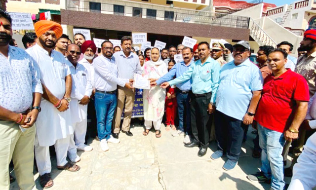 You are currently viewing ਪੰਜਾਬ ਸਰਕਾਰ ਅਤੇ ਕੇਂਦਰ ਸਰਕਾਰ ਖਿਲਾਫ ਪੁਰਾਣੀ ਪੈਂਨਸ਼ਨ ਬਹਾਲੀ ਲਈ ਜ਼ਿਲ੍ਹਾ ਸ਼ਹੀਦ ਭਗਤ ਸਿੰਘ ਨਗਰਵਿੱਚ ਹੋਇਆ ਮੋਟਰਸਾਈਕਲ ਰੋਸ ਮਾਰਚ