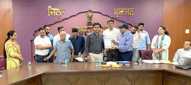 You are currently viewing जिलाधीश डॉ हिमांशु अग्रवाल द्वारा मुकेश कुमार को सम्मान पत्र भेंट कर किया सम्मानित