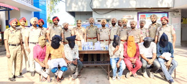You are currently viewing ਟਾਂਡਾ ਪੁਲਿਸ ਵੱਲੋ ਡਕੈਤੀ / ਲੁੱਟ / ਖੋਹ ਕਰਨ ਵਾਲੇ ਗਰੋਹ ਦੇ 7 ਮੈਂਬਰ, ਇੱਕ ਪਿਸਟਲ,05 ਜਿੰਦਾ ਕਾਰਤੂਸ,ਤੇਜਧਾਰ ਹਧਿਆਰ ਅਤੇ 01ਕਿੱਲੋ 150 ਗ੍ਰਾਮ ਨਸੀਲਾ ਪਦਾਰਥ ਸਮੇਤ ਗ੍ਰਿਫਤਾਰ