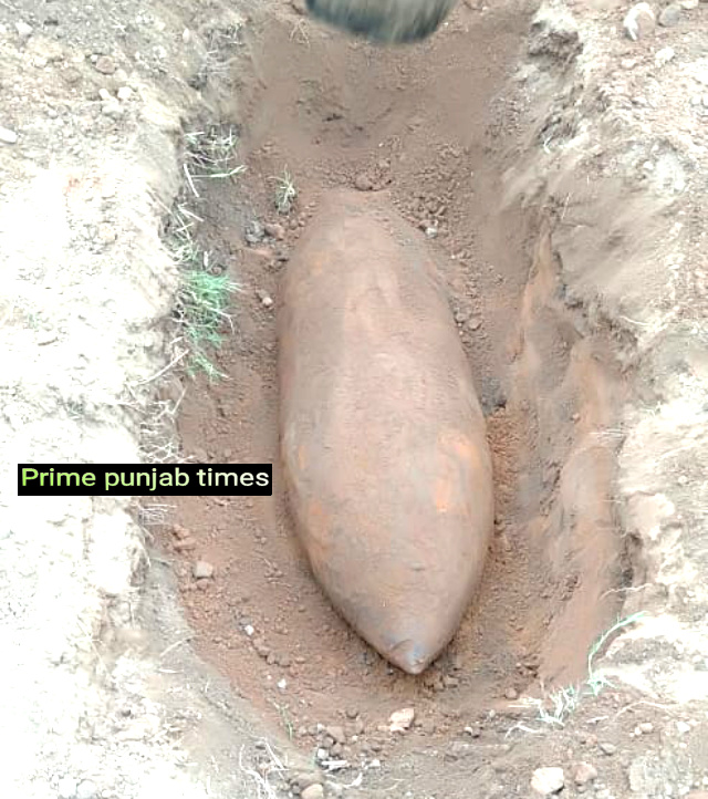 You are currently viewing मुकेरियां के गांव धर्मपुर के किसान के खेतों में मिला जिंदा बं+ब,सेना व पुलिस ने की घेराबंदी, लोगों में दहशत का माहौल