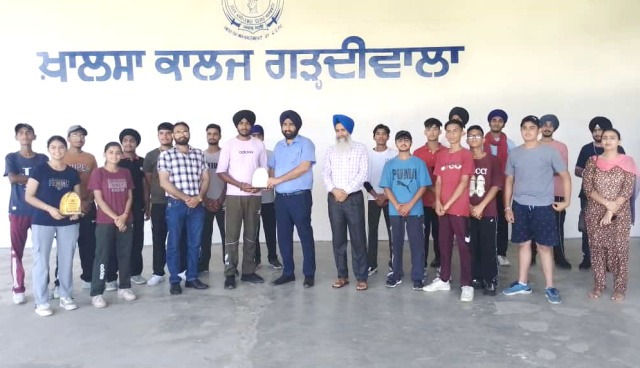 You are currently viewing ਖ਼ਾਲਸਾ ਕਾਲਜੀਏਟ ਸੀਨੀ.ਸੈਕੰ.ਸਕੂਲ, ਗੜ੍ਹਦੀਵਾਲਾ ਵਿਖੇ  ਸਮਰ ਕੈਂਪ ਦੌਰਾਨ ਕ੍ਰਿਕਟ ਟੂਰਨਾਮੈਂਟ ਕਰਵਾਇਆ